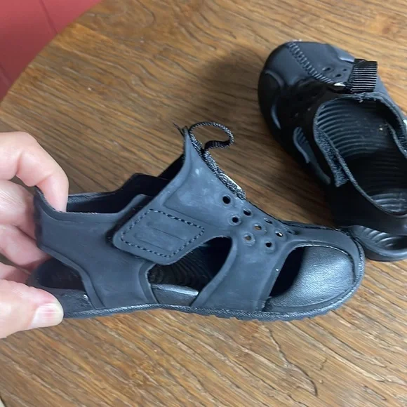 Nike black size 5 shoes. Great condition - Picture 6 of 9